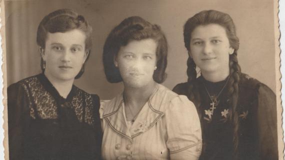 Mama Adelajda z siostrami Lyjną (Heleną) i Trudą (Gertrudą)
