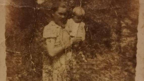 Helena Gorol (babcia) z córką Ireną pod lasem, ok. 1941 roku